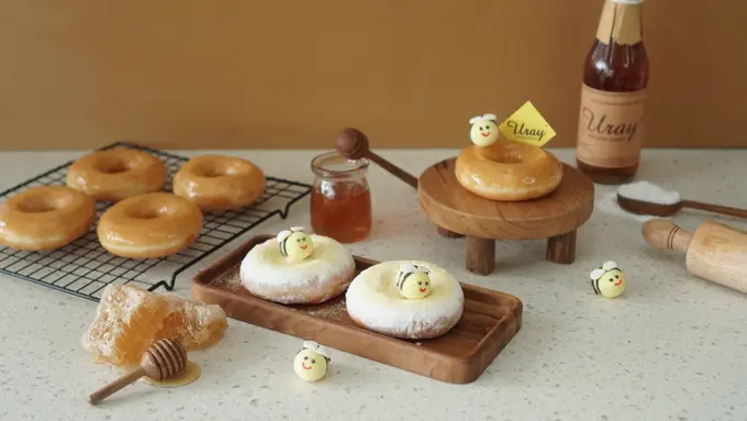 Krispy Kreme Doughnuts suguhkan produk kolaborasi Krispy Kreme X Madu Uray yang lezat dan nikmat.