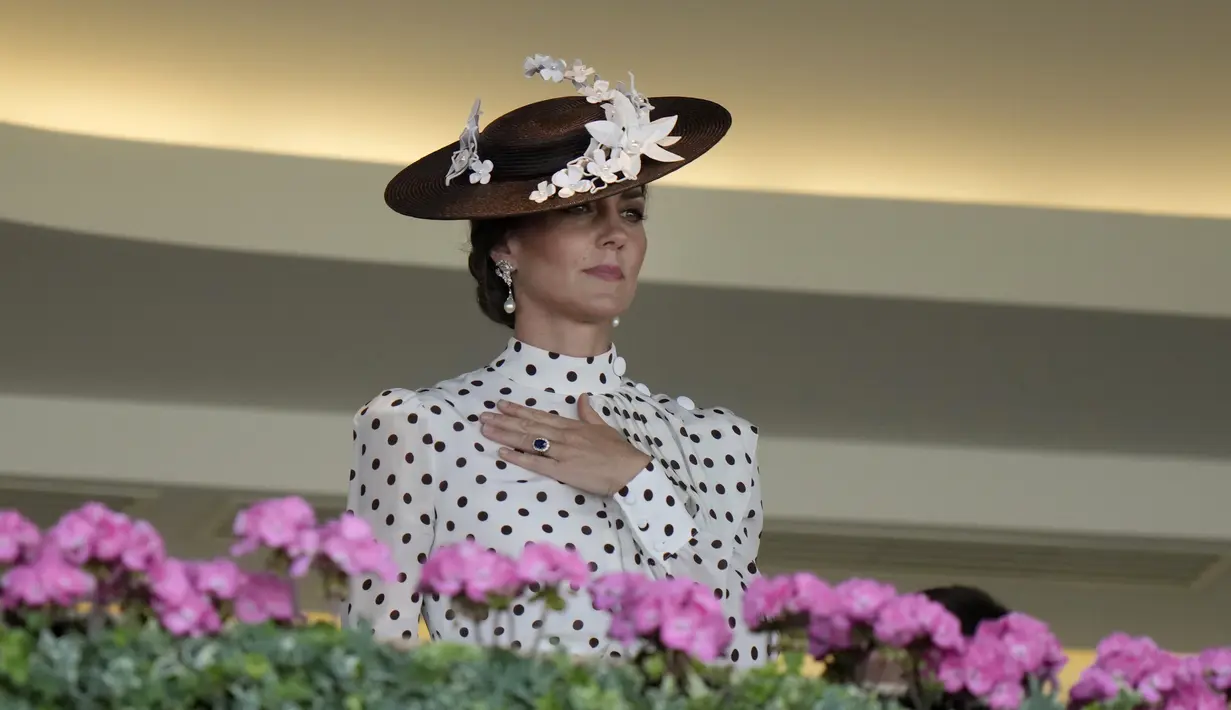 Kate Middleton melihat keluar dari Royal Box pada hari keempat pertemuan pacuan kuda Royal Ascot di Ascot Racecourse, Ascot, Inggris, 17 Juni 2022. (AP Photo/Alastair Grant)