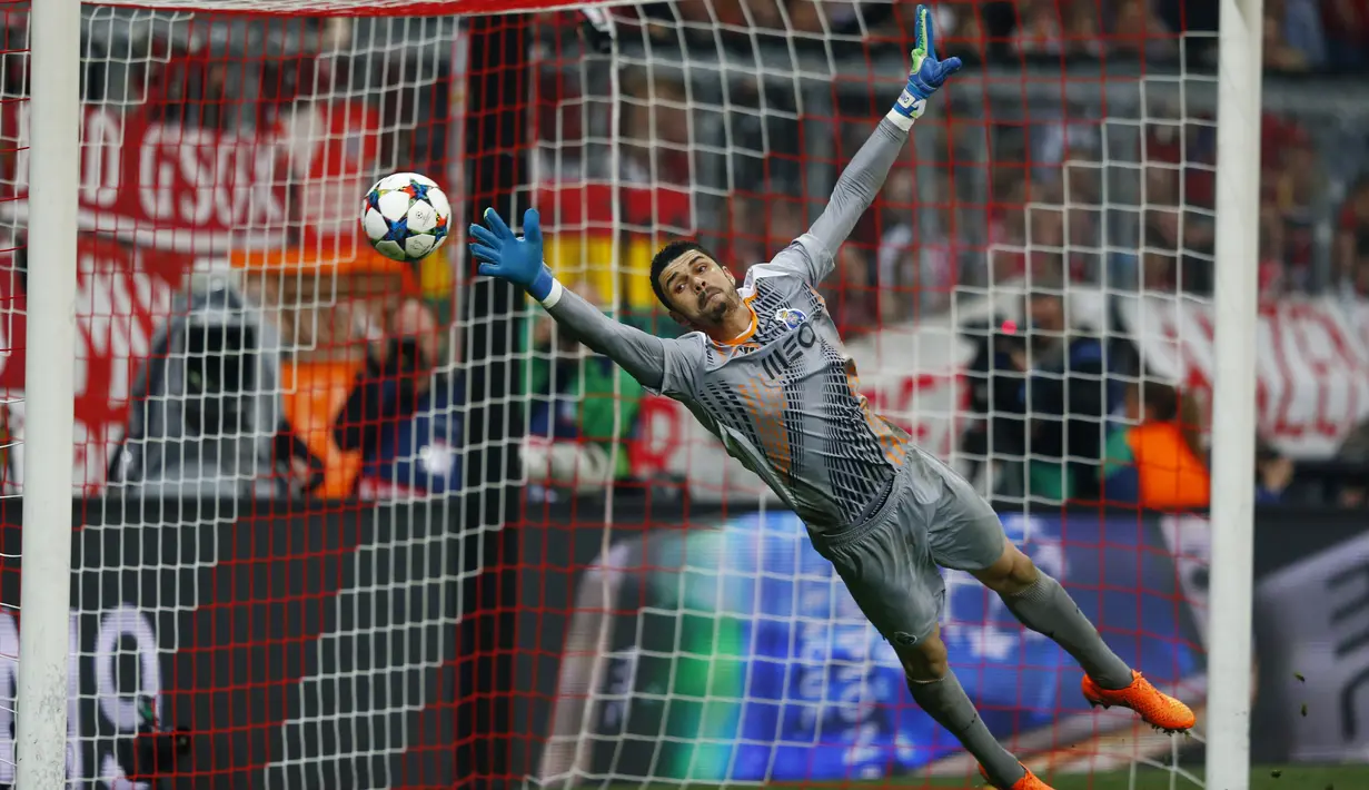Gawang Fabiano kembali kebobolan. Kali ini lewat gol yang diciptakan Xabi Alonso (Reuters/Michaela Rehle)