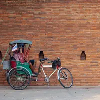 Kisah sedih kakek berusia 110 tahun, masih kerja jadi tukang becak demi bertahan hidup. (unsplash/yaopey yong ken).