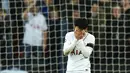 Striker Tottenham Hotspur, Son Heung-Min kecewa setelah kehilangan kesempatan saat menjamu Juventus pada leg kedua babak 16 besar Liga Champions di Wembley, Kamis (8/3). Kekalahan dari Juventus membuat Heung-Min terlihat begitu emosional. (Glyn KIRK/AFP)
