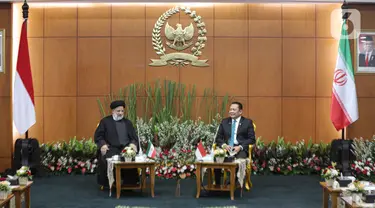 Presiden Iran, Seyed Ebrahim Raisi berbincang dengan Ketua MPR RI Bambang Soesatyo di Gedung MPR RI, Jakarta, Selasa (23/5/2023). (Liputan6.com/Faizal Fanani)