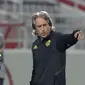 Pelatih Flamengo, Jorge Jesus (kanan) berbicara dengan gelandang Willian Arao selama sesi latihan tim di Doha, Qatar (19/12/2019). Flamengo lolos ke final final Piala Dunia Antarklub 2019 setelah menang dengan skor 3-1 atas Al Hilal. (AP Photo/Hassan Ammar)