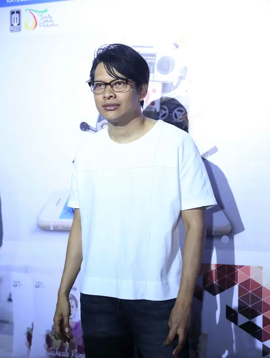 "Ya, karena anak sekarang bagus-bagus. Kalau (lahir) sekarang, gua yakin enggak akan laku lah. Karena tahun ini aja talenta atau bakatnya keren-keren banget, gila," kata Armand Maulana di Ecology Bistro Kemang, Rabu (29/11/2017). (Nurwahyunan/Bintang.com)