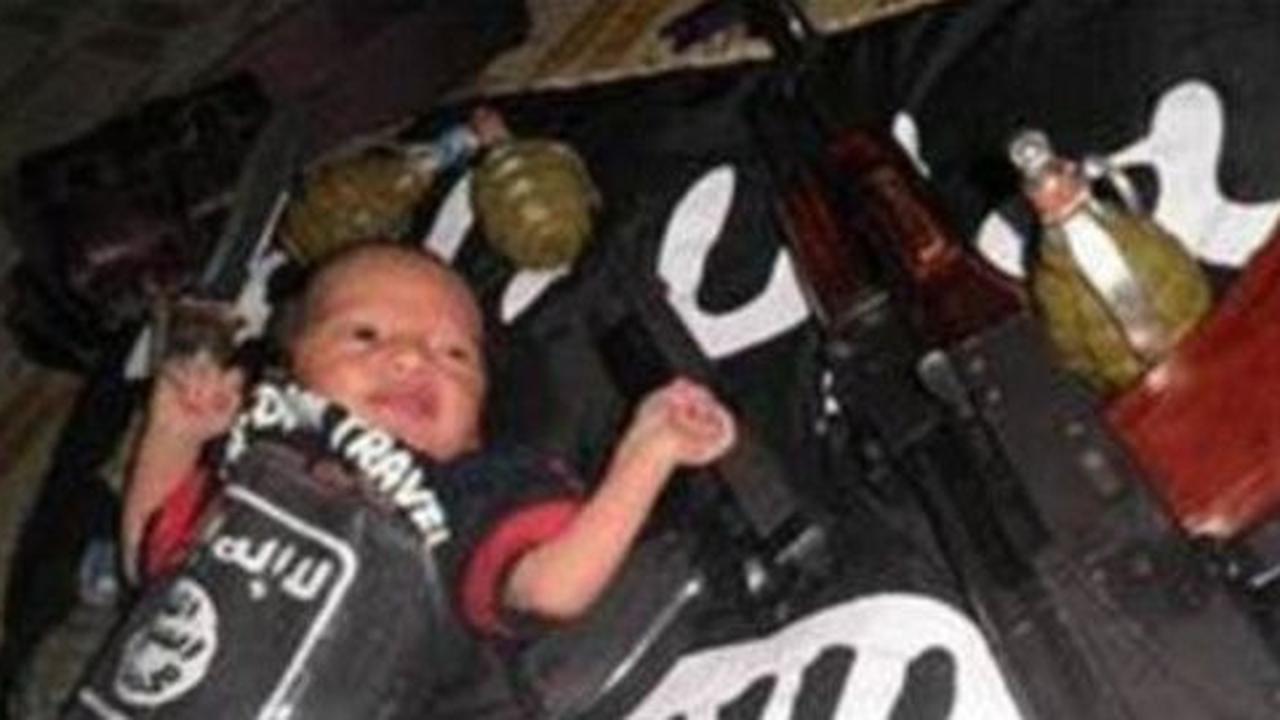 Foto bayi dengan senapan AK47 & bendera ISIS beredar di Twitter