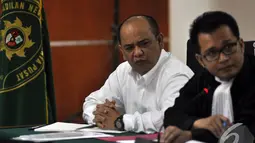 Gulat (kiri) saat menjalani sidang lanjutan dengan Zulkifli Hasan sebagai salah satu saksinya, Pengadilan Tipikor, Jakarta, Senin (5/1/2015).  (Liputan6.com/Miftahul Hayat)
