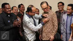 Rosan P Roeslani (kedua kiri) memasang pin ke ketua umum  Kadin saat Pendaftaran dirinya sebagai ketum kadin di Menara Kadin, Jakarta, (16/11/2015). Pemilihan Ketua Umum akan berlangsung pada tanggal 22-24 November 2015. (Liputan6.com/Helmi Afandi)