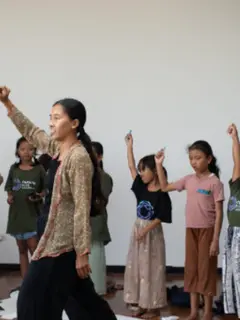 Sarita Ibnoe saat memandu workshop di Labyrinth Art Gallery, Nuanu Creative City. (Foto: Nuanu Creative City)