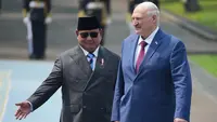 Presiden Prabowo Subianto  bersama Presiden Belarusi Alexandr Lukashenko  memeriksa pasukan di Istana Merdeka, Jakarta, Kamis (02/07/2026). (AP Photo/Tatan Syuflana)