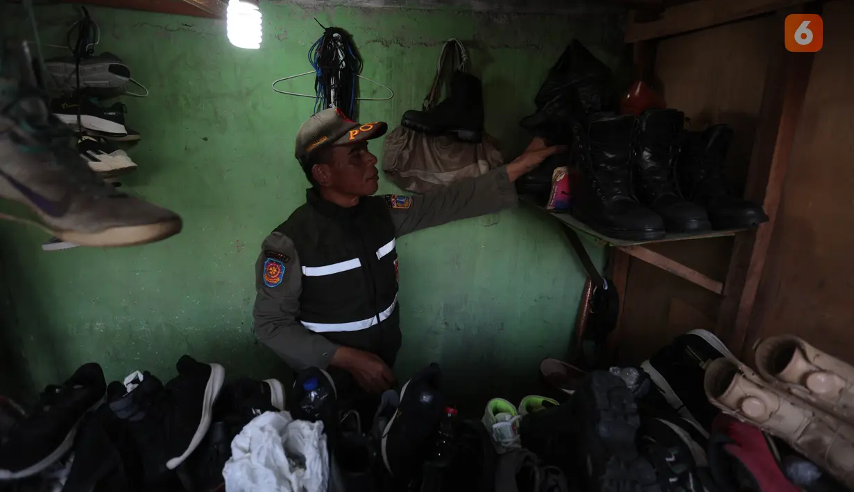 Petugas Satpol PP bersama kepolisian dan aparatur Kelurahan Kota Bambu Selatan menyasar kawasan KS Tubun, Tanah Abang, Jakarta Pusat, dalam razia peredaran tramadol, Selasa (13/10/2026). Pengawasan dilakukan untuk mencegah potensi penyalahgunaan obat di tengah masyarakat. (KLY/Budy Santoso)