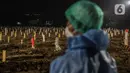Deretan makam dengan protokol covid-19 di TPU Rorotan, Jakarta, Rabu (14/7/2021). Data untuk pasien meninggal per 14 Juli 2021 sebanyak 991 orang sehingga total akumulatif saat ini ada 69.210 orang yang meninggal dunia akibat corona di Indonesia. (Liputan6.com/Johan Tallo)