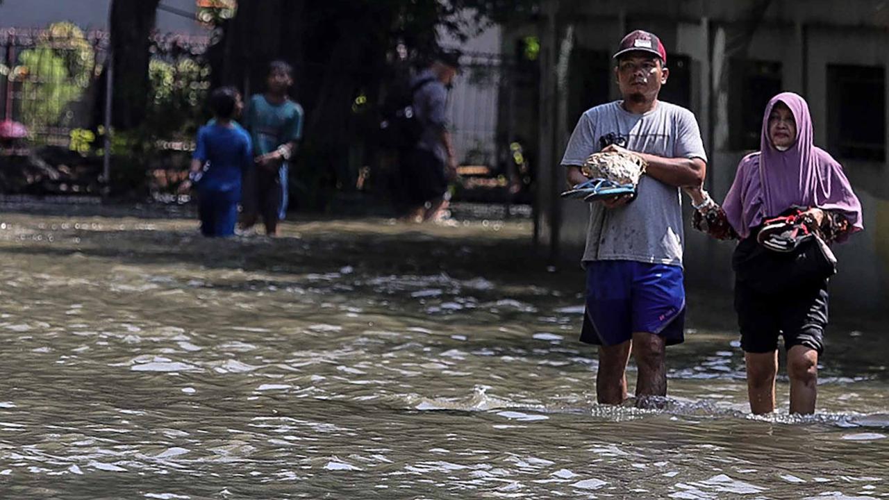 FOTO: Banjir Berangsur Surut, Genangan Masih Rendam Puluhan RT di Jakarta