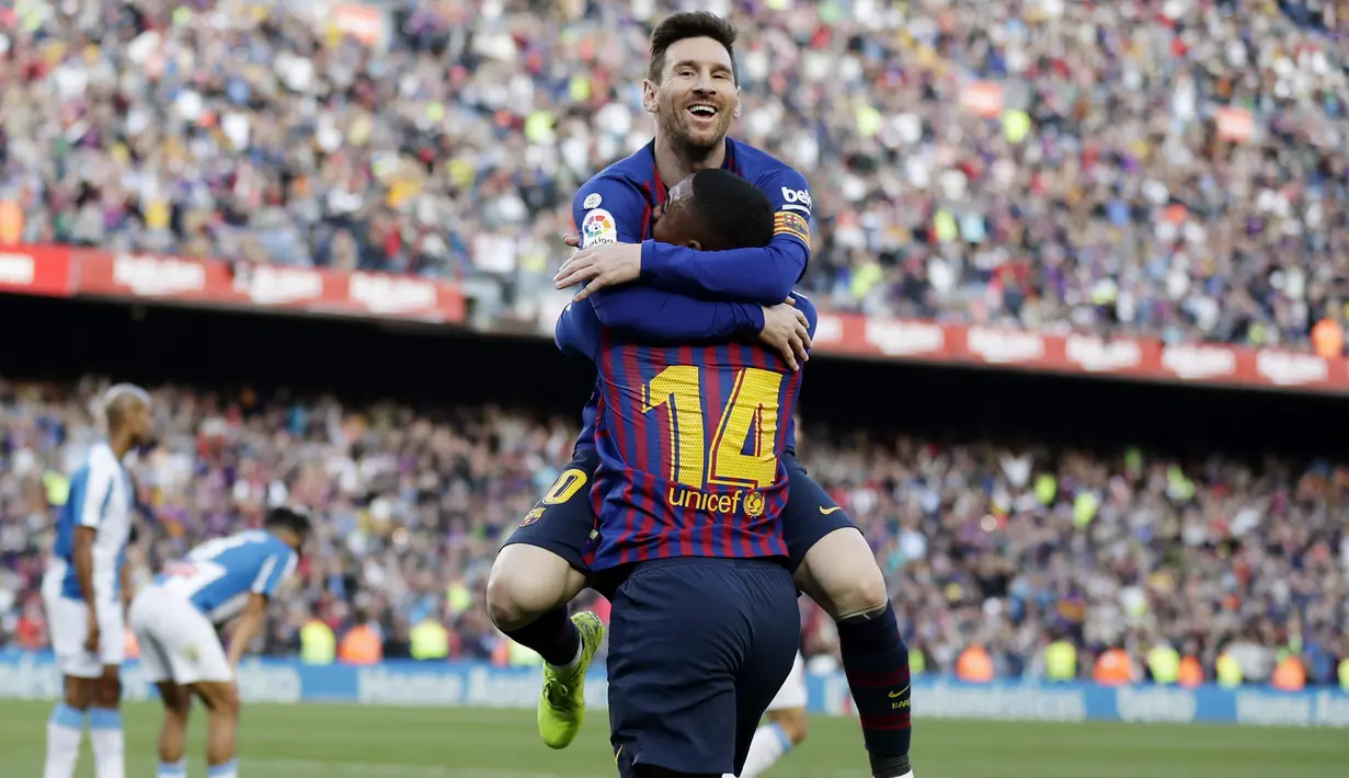 Striker Barcelona, Lionel Messi, bersama Malcom merayakan gol yang dicetaknya ke gawang Espanyol pada laga La Liga di Stadion Camp Nou, Sabtu (30/3). Barcelona menang 2-0 atas Espanyol. (AP/Manu Fernandez)