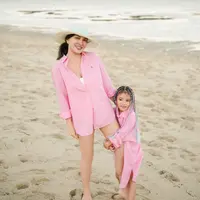 Putri Shandy Aulia, Claire Herbowo, curi perhatian saat liburan di pantai bersama kedua orangtuanya [@claireherbowo]