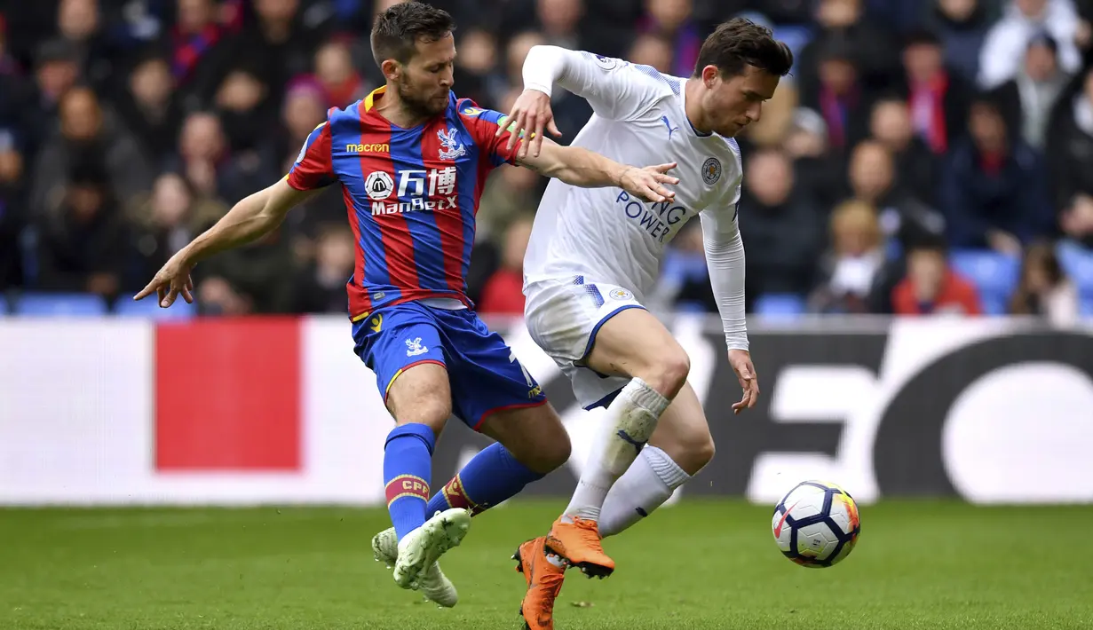 Pemain Crystal Palace, Yohan Cabaye (kiri) membayangi pergerakan pemain Leicester City, Ben Chillwell pada lanjutan Premier League di Selhurst Park, London, (28/4/2018). Crystal Palace menang 5-0. (Dominic Lipinski/PA via AP)