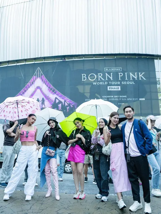 Penampilannya bagai ABG dengan tatanan rambut bergaya braid pucca hairstyle yang super gemas. [@syahnazs]