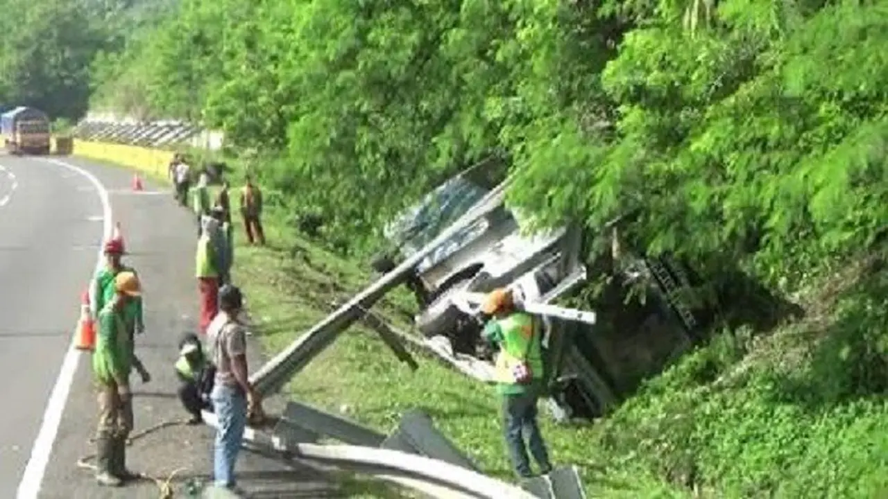 Bus Rombongan Pengajian Asal Garut Celaka di Cipularang, 6 Luka