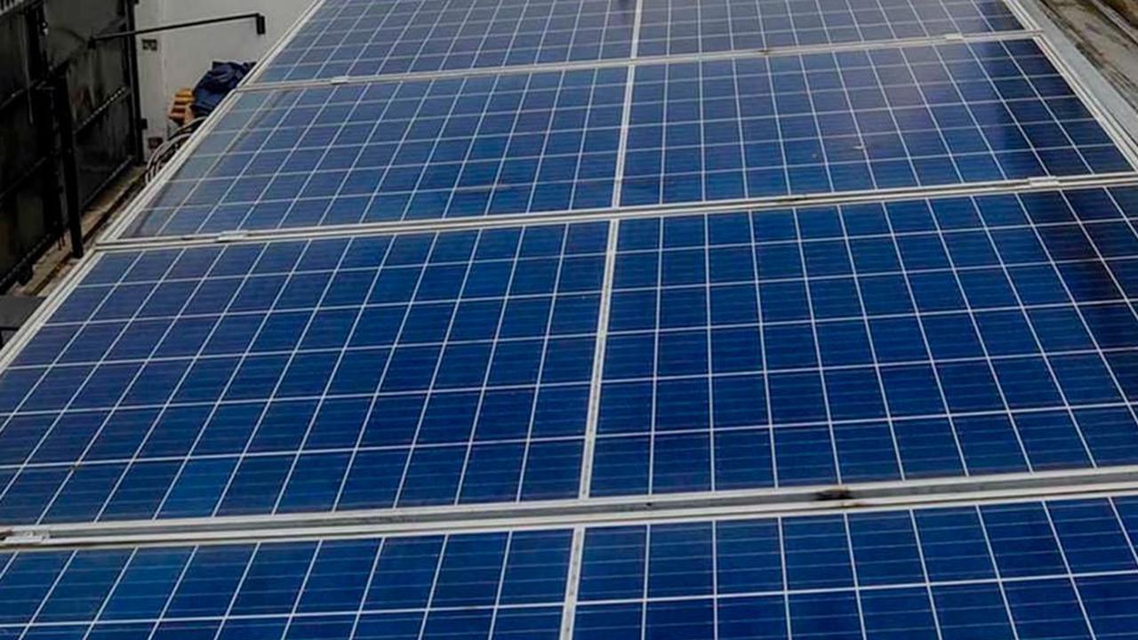 Teknisi Green Energy Nusantara Mandiri memasang panel surya untuk Pembangkit Listrik Tenaga Surya (PLTS) Hybrid 6210 Wp battery 4,8 kwh pada atap sebuah rumah di kawasan Manggarai, Jakarta, Jumat (29/12/2023). PLTS saat ini menjadi alternatif energi ramah