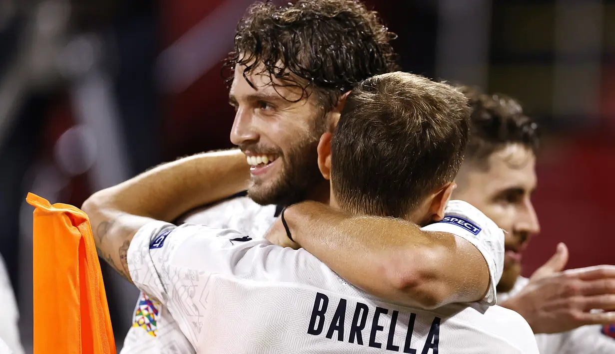 Gelandang Italia, Nicolo Barella, merayakan gol yang dicetaknya ke gawang Belanda pada laga UEFA Nations League di Amsterdam Arena, Selasa (8/9/2020) dini hari WIB. Italia menang tipis 1-0 atas Belanda. (AFP/Maurice Van Steen/ANP)