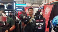 Adi Dharma Sudrajat selaku Direktur Operasional RSV, memperlihatkan helm dan jaket yang tengah promo khusus edisi IMOS 2024 (Liputan6.com/ Rendy Yansah)