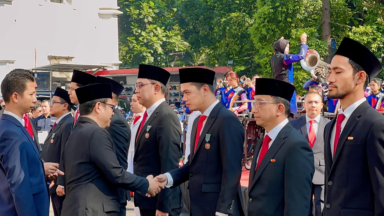 Ketua Umum APJII Muhammad Arif menerima Satyalancana Wira Karya. Credit: APJII