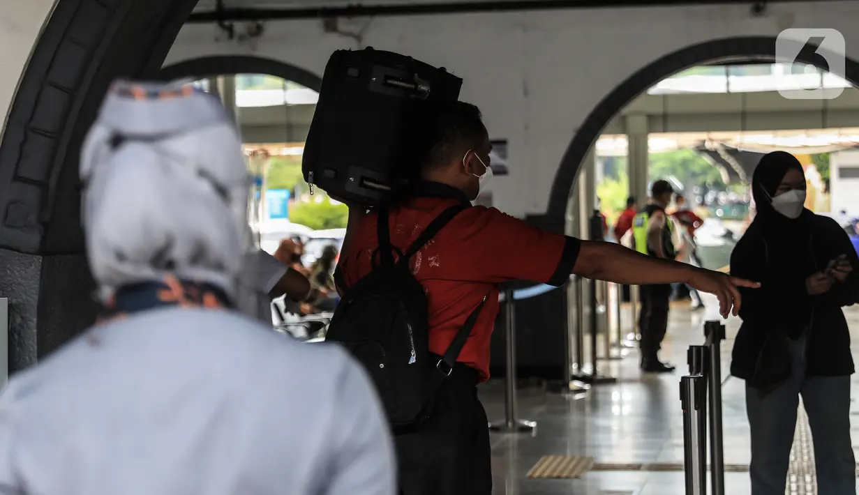 Calon penumpang berada di stasiun kereta Pasar Senen, Jakarta, Senin (20/12/2021). Jumlah tiket tersebut akan terus meningkat dikarenakan penjualan tiket masih berlangsung. (Liputan6.com/Johan Tallo)