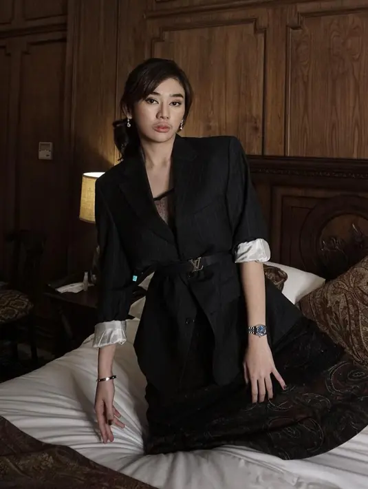 TikToker cantik asal Medan ini berpose mengenakan blazer oversize yang dipercantik dengan aksesoris belt dibagian pinggangnya. Penampilannya kali ini dipadukan dengan bawahan rok motif berwarna senada. (Instagram/@clarashintareal)