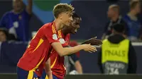 Nico Williams (belakang) dari Spanyol merayakan gol bersama Dean Huijsen&nbsp;saat melawan Prancis dalam pertandingan semifinal Nations League di MHPArena, Stuttgart, Jerman, Kamis, 5 Juni 2025. (AP Photo/Martin Meissner)