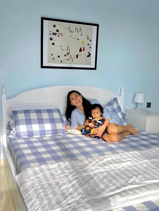 "Alhamdulillah aku hamil, dan itu usia aku sudah hampir usia 41 pas melahirkannya. Dan memang perjuangannya aku jaga banget kesehatan," ujar pemeran dalam sinetron Cinta Fitri ini. [Instagram/oliviazallianty]