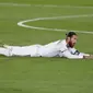 Pemain Real Madrid Sergio Ramos tersungkur di lapangan saat menghadapi Valencia pada pertandingan La Liga Spanyol di Estadio Alfredo Di Stefano, Madrid, Spanyol, Kamis (18/6/2020). Real Madrid menang 3-0 lewat dua gol Karim Benzema dan satu gol Marco Asensio. (AP Photo Manu Fernandez)