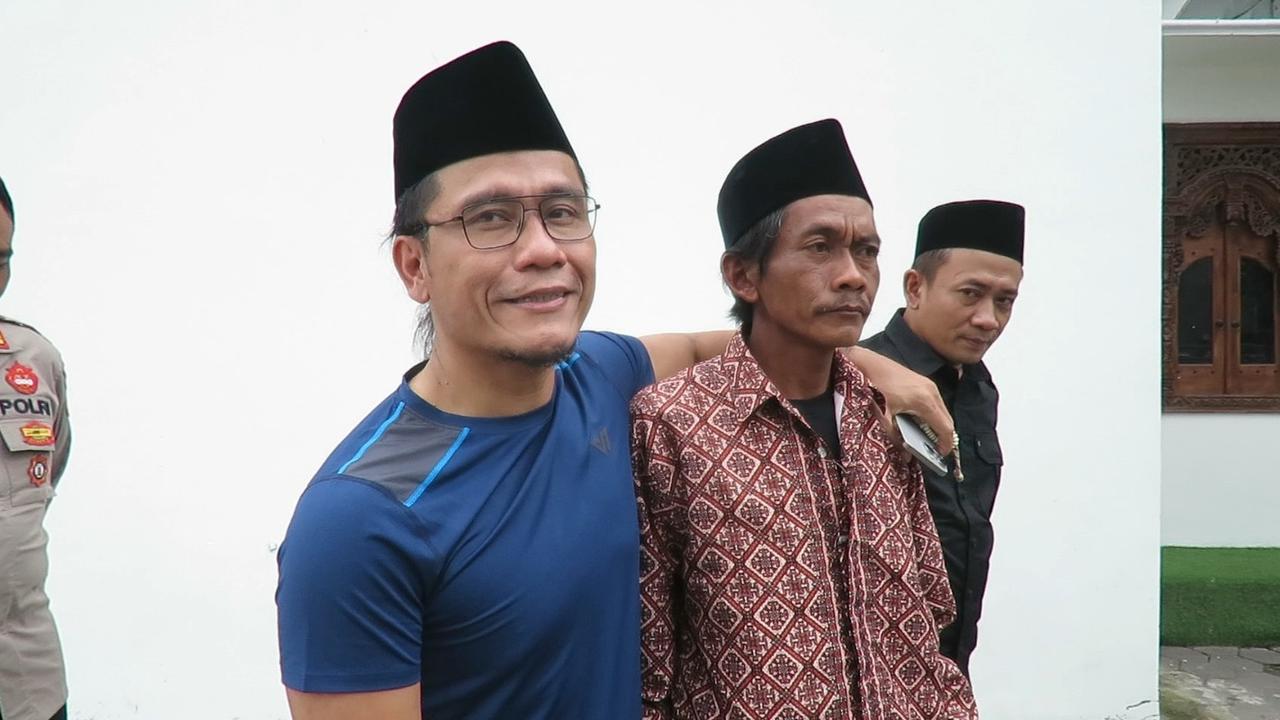 Momen Sunhaji Penjual Es Teh Datang ke Ponpes Gus Miftah, Diberi Seragam Banser