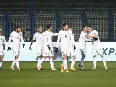 Para pemain Italia merayakan setelah Andrea Belotti dari Italia mencetak gol pembuka timnya selama pertandingan UEFA Nations League antara Bosnia-Herzegovina dan Italia, di Sarajevo, Bosnia, Rabu (18/11/2020). Italia menang 2-0 atas Bosnia-Herzegovina. (AP Photo / Kemal Softic)