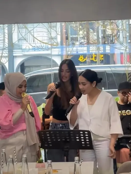 Aurel Hermansyah tampil cantik dengan atasan pink berlengan balon dan celana putih [@ramadhaniabakrie]