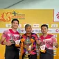 Ganda putra Indonesia Leo Rolly Carnando/Daniel Marthin berpose dengan pelatih&nbsp;Herry Iman Pierngadi setelah menjuarai Thailand Masters 2023 di&nbsp;Nimibutr National Stadium, Bangkok, Thailand, Minggu, 5 Februari 2023. (foto: PBSI)