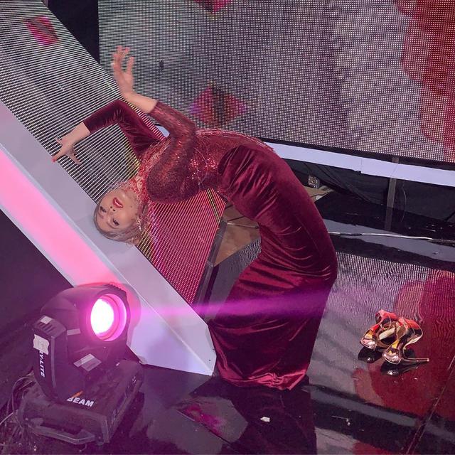 5 Gaya Inul Daratista Curi Perhatian, Mau Kayang di Atas Panggung