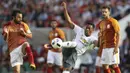 Striker MU, Anthony Martial, berupaya membobol gawang Galatasaray pada laga ujicoba. Pria Prancis ini dipilih Jose Mourinho sebagai pendamping Zlatan Ibrahimovic di lini depan Setan Merah. (AFP/TT News Agency)