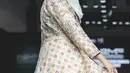 Dyah Roro mengenakan outerwear panjang berpotongan asimetris. Outer tersebut hadir dengan detail motif wastra khas Jawa Timur dalam palet warna lembut yang elegan. [@dyahroroestiwp].