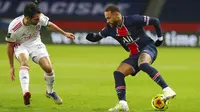 Pemain Paris Saint-Germain Neymar (kanan) berebut bola dengan pemain Lyon Leo Dubois pada pertandingan League One di Stadion Parc des Princes, Paris, Prancis, Minggu (13/12/2020). PSG kalah dari Lyon dengan skor 0-1. (AP Photo/Thibault Camus)