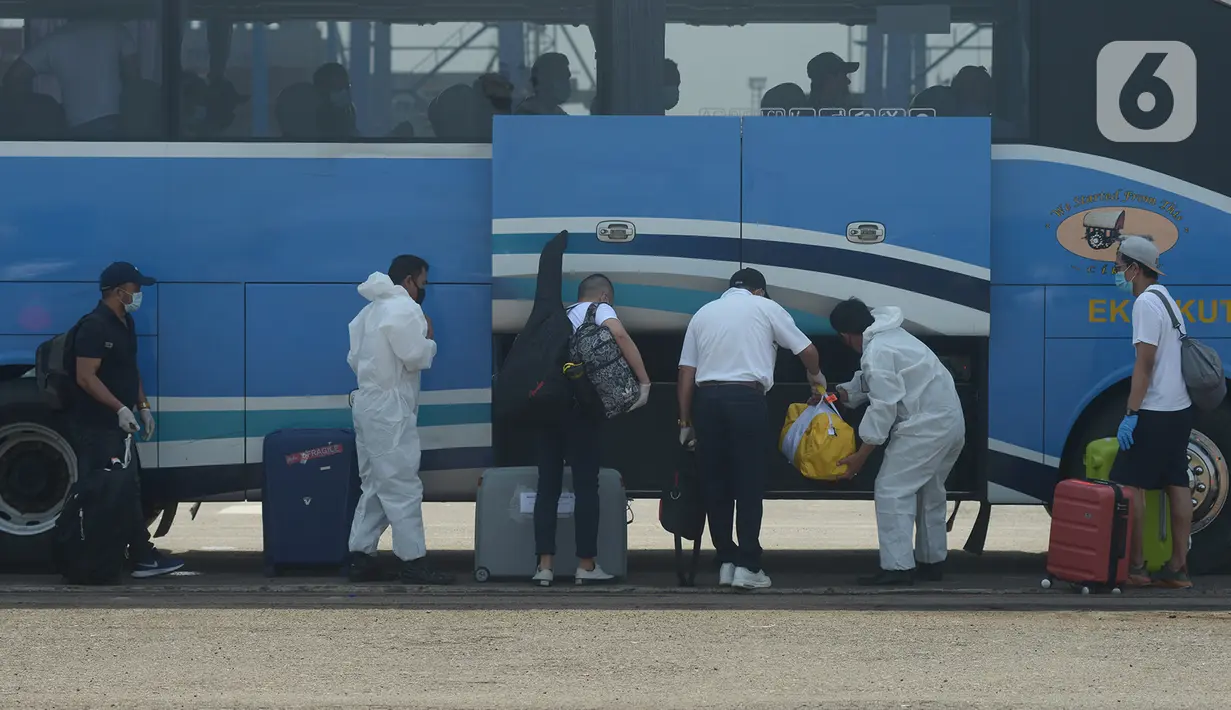 Sejumlah ABK kapal MV Costa Mediterania tiba di dermaga JICT 2 Pelabuhan Tanjung Priok, Jakarta, Selasa (6/10/2020). Dari total 99 orang yang tiba, 82 di antaranya adalah WNA dari delapan negara, seperti Kolombia, Honduras, Filipina, Etiopia, Sri Lanka, Peru dan India. (merdeka.com/Imam Buhori)