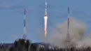 Roket Soyuz 2.1a yang membawa satelit Lomonosov, Aist-2D, dan Samsat-218 mulai lepas landas dari landasan kosmodrom baru Vostochny di Uglegorsk, Blagoveshchensk, Rusia (28/4). (REUTERS/ Kirill Kudryavtsev)