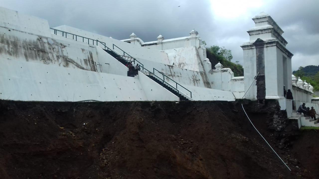 Kompleks Makam Raja Mataram longsor (Switzy Sabandar/Liputan6.com)