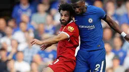 Penyerang Liverpool, Mohamed Salah berebut bola udara dengan pemain Chelsea Antonio Ruediger selama pertandingan lanjutan Liga Inggris di Stamford Bridge di London (6/5). Chelsea menang tipis atas Liverpool 1-0. (AP Photo/Kirsty Wigglesworth)