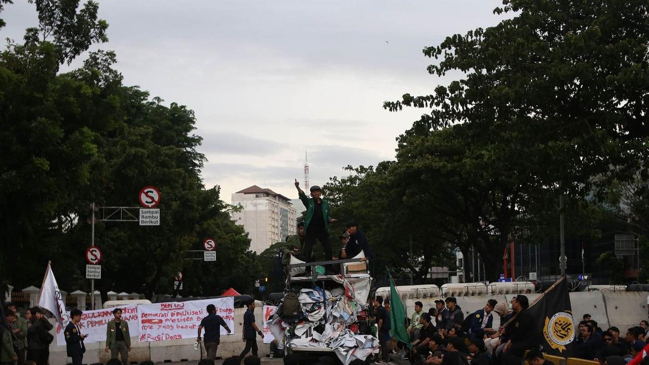 Ribuan mahasiswa berunjuk rasa di kawasan Harmoni, dekat Istana Negara, Jakarta, pada Rabu (7/2/2024). Dalam aksi unjuk rasa bertajuk #TolakPemiluCurang, ribuan mahasiswa tersebut menuntut Presiden Joko Widodo atau Jokowi untuk dimakzulkan.