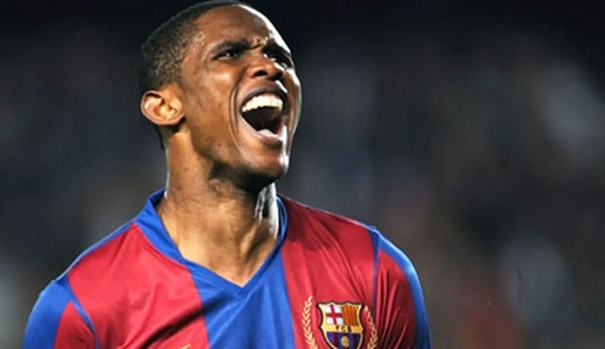 Barcelona's Samuel Eto'o reacts after missing a shot on goal against Manchester United during a UEFA Champions League semi-final first leg football match at the Nou Camp stadium in Barcelona on April 23, 2008. AFP PHOTO/PHILIPPE DESMAZES