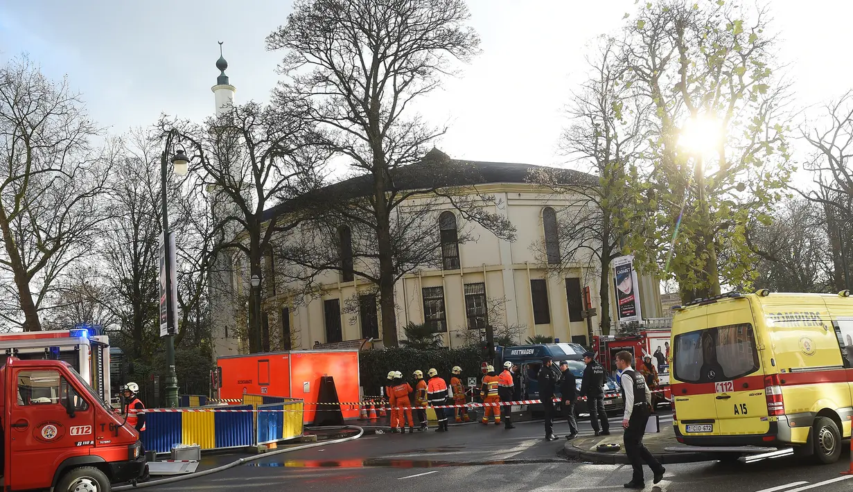Polisi dan petugas pemadam melakukan pengamanan di Masjid Agung Brussels, Belgia, setelah ditemukan paket berisikan serbuk putih yang dikhawatirkan Anthrax, Kamis (26/11). Petugas juga mengevakuasi 11 orang didekontaminasi. (AFP PHOTO/EMMANUEL Dunand)