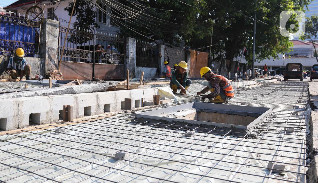 Proyek revitalisasi trotoar berada di kawasan Blok M, Jakarta Selatan seperti jalan Palatehan, Palatehan II, dan Sunan Kalijaga yang berdekatan dengan pintu masuk terminal Blok M. (Liputan6.com/Herman Zakharia)