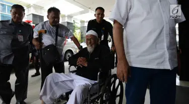 Abu Bakar Ba'asyir dibantu petugas saat tiba di RSCM Kencana, Jakarta, Selasa (29/1). Abu Bakar Ba'asyir akan menjalani pemeriksaan kesehatan secara rutin untuk memeriksa kesehatannya pertiga bulan. (Merdeka.com/Imam Buhori)