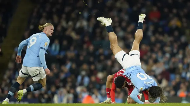 Pemain Manchester City, Jack Grealish (kanan) terjatuh saat berebut bola dengan pemain Nottingham Forest, Morgan Gibbs-White pada laga lanjutan Liga Inggris 2024/2025 di Etihad Stadium, Manchester, Inggris, Kamis (05/12/2024). (AP Photo/Martin Rickett)