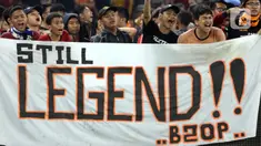 Suporter saat menyaksikan laga perpisahan pemain Persija, Bambang Pamungkas pada lanjutan Shopee Liga 1 Indonesia di SUGBK Jakarta, Selasa (17/12/2019). Laga melawan Persebaya menjadi pertandingan terakhir Bambang Pamungkas sebagai pesepakbola profesional. (Liputan6.com/Helmi Fithriansyah)