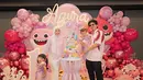 Di sampingnya, Azura, sang birthday girl, mengenakan gaun dengan warna yang serupa, namun memiliki aksen bunga dan mahkota yang lebih besar, membuatnya menjadi pusat perhatian dan terasa begitu spesial di hari ulang tahunnya. [@krisdayantilemos/@aurelie.hermansyah].